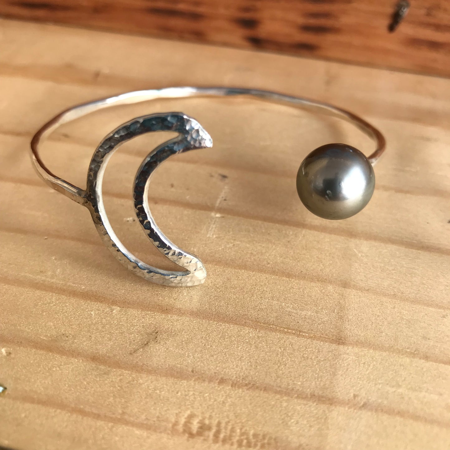 Mahina+Momi cuff